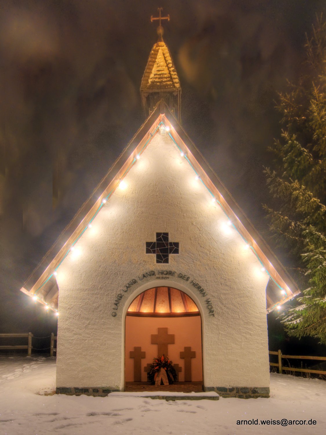 Neutscher Kapelle im weihnachtlichen Licht
